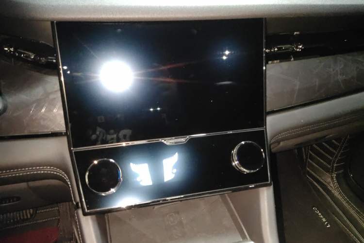 Used Lynk & Co 09 EM-P 2021 2.0T PHEV Halo Six-Seater Audio And AC Panel
