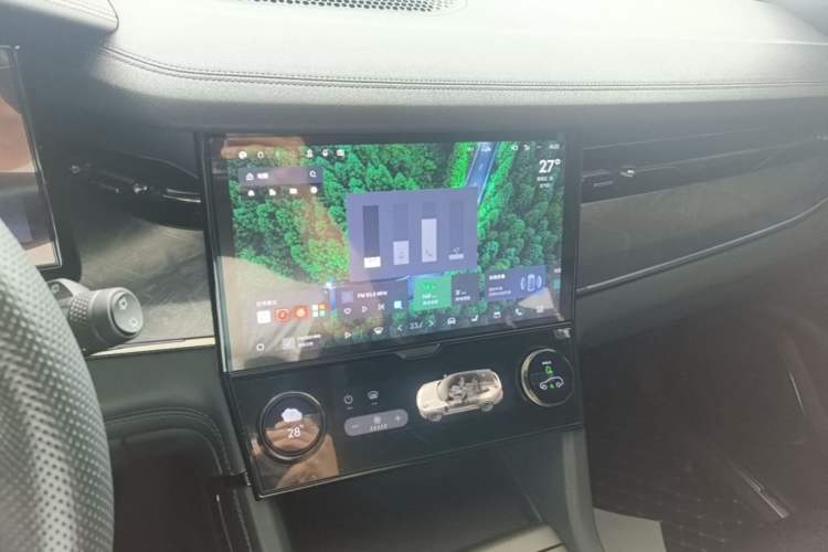 Used Lynk & Co 09 EM-P 2021 2.0T PHEV Halo Seven-Seater Audio And AC Panel