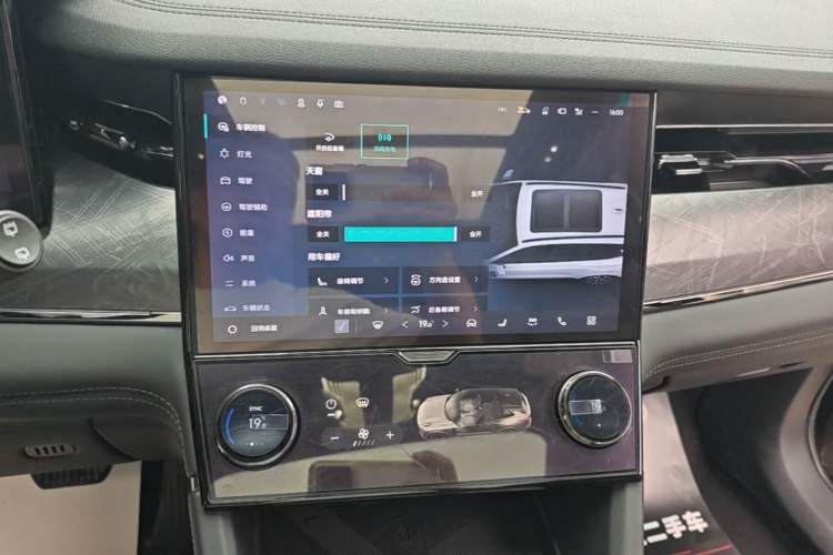 Used Lynk & Co 09 EM-P 2021 2.0T PHEV Halo Seven-Seater Audio And AC Panel