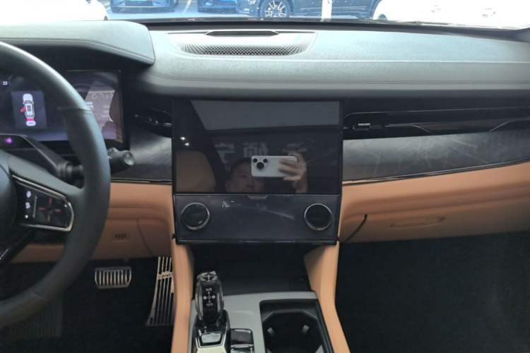 Used Lynk & Co 09 EM-P 2021 2.0T PHEV Halo Seven-Seater Audio And AC Panel