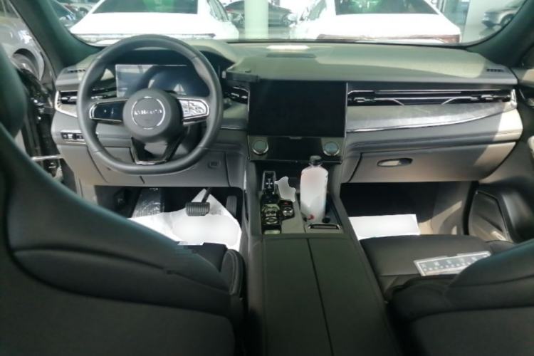 Used Lynk & Co 09 EM-P 2021 2.0T PHEV Halo Seven-Seater Center Console