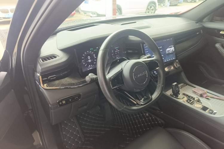 Used Lynk & Co 09 EM-P 2021 2.0T PHEV Halo Seven-Seater Center Console