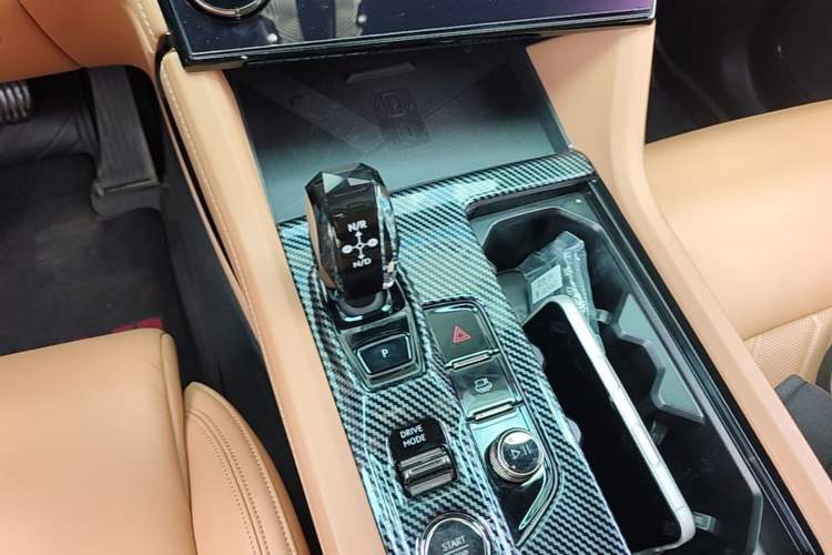 Used Lynk & Co 09 EM-P 2021 2.0T PHEV Halo Six-Seater Gear Lever