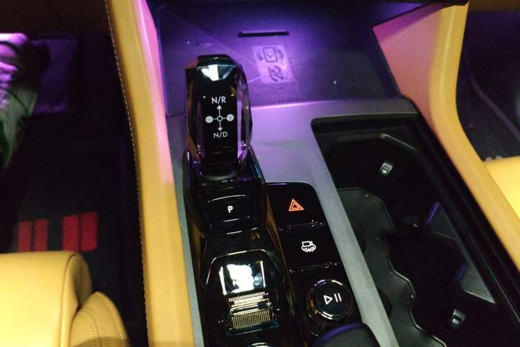 Used Lynk & Co 09 EM-P 2021 2.0T PHEV Halo Six-Seater Gear Lever