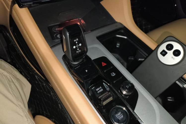 Used Lynk & Co 09 EM-P 2021 2.0T PHEV Halo Six-Seater Gear Lever