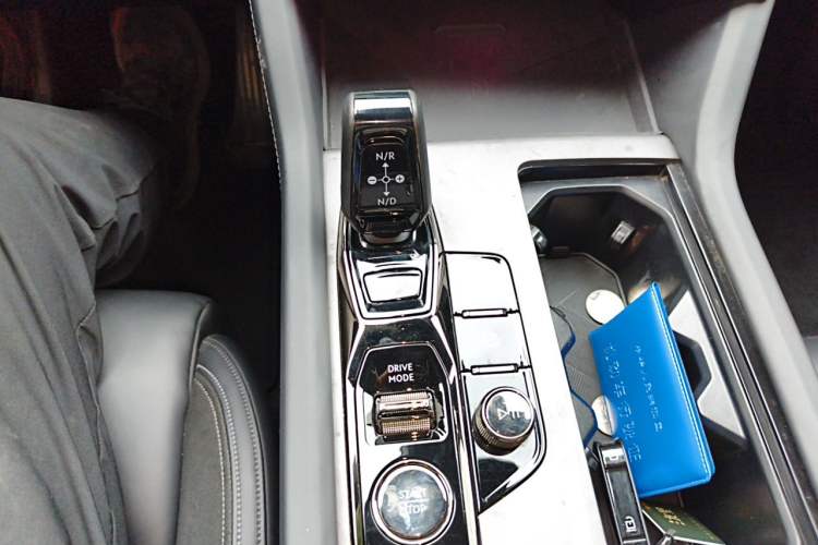 Used Lynk & Co 09 EM-P 2021 2.0T PHEV Halo Six-Seater Gear Lever