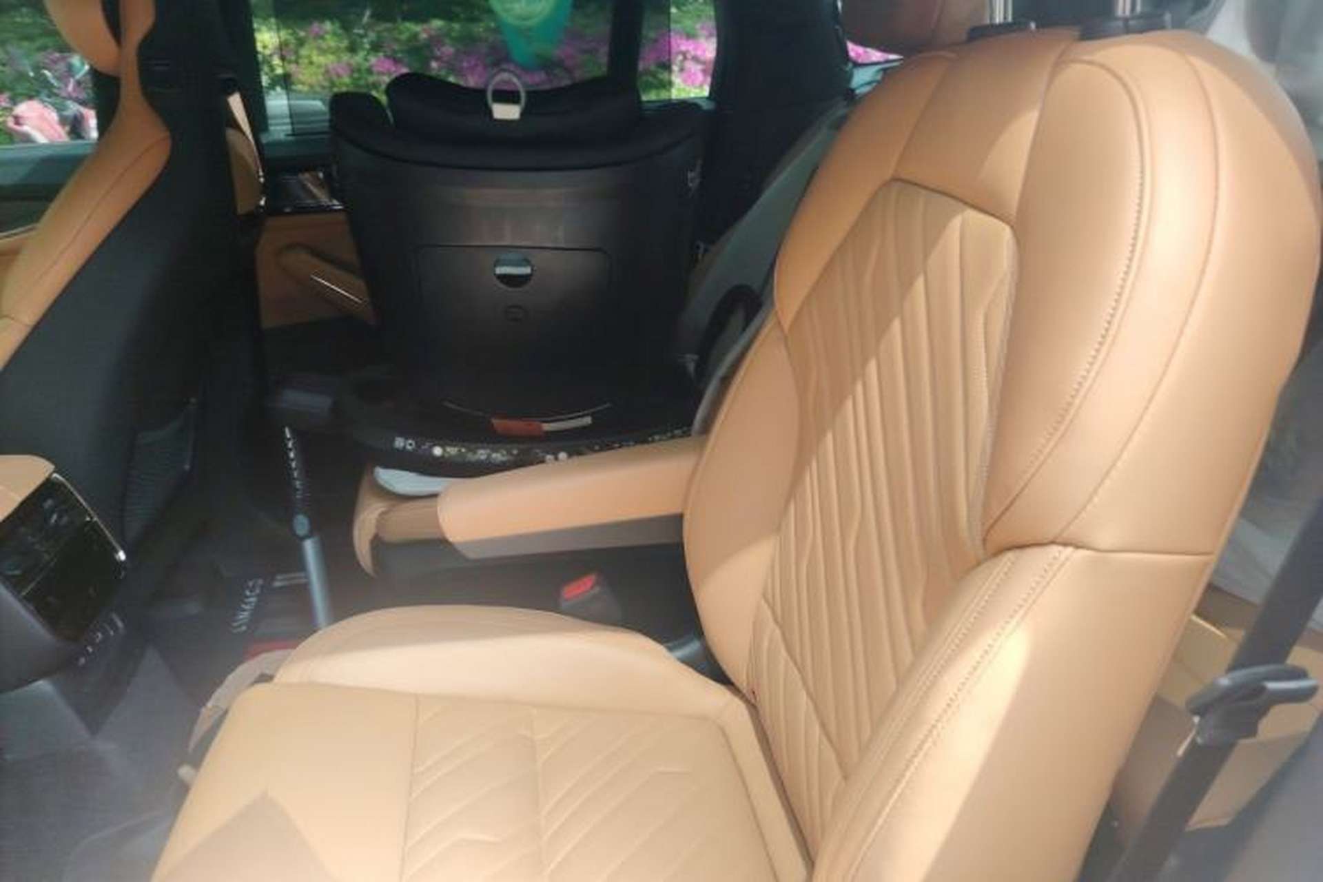 Used Lynk & Co 09 EM-P 2021 2.0T PHEV Halo Six-Seater Left Rear Seat