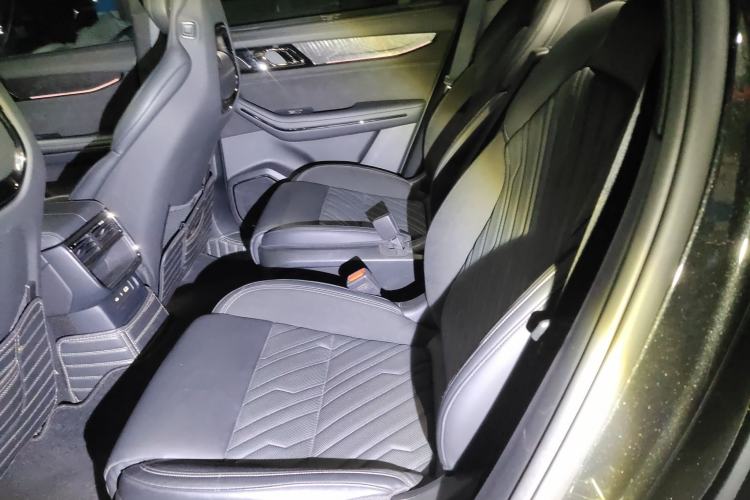 Used Lynk & Co 09 EM-P 2021 2.0T PHEV Halo Six-Seater Left Rear Seat