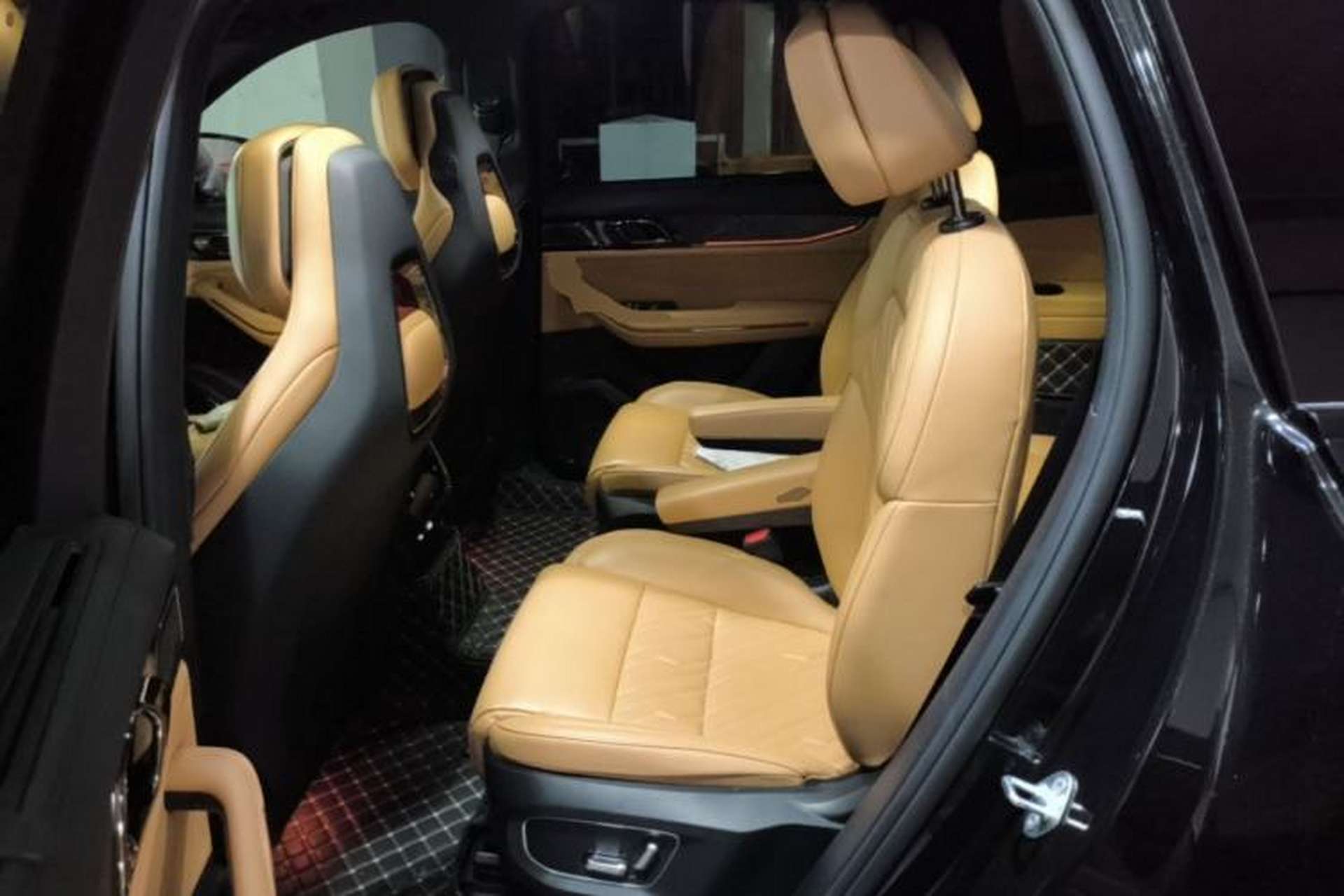 Used Lynk & Co 09 EM-P 2021 2.0T PHEV Halo Six-Seater Left Rear Seat