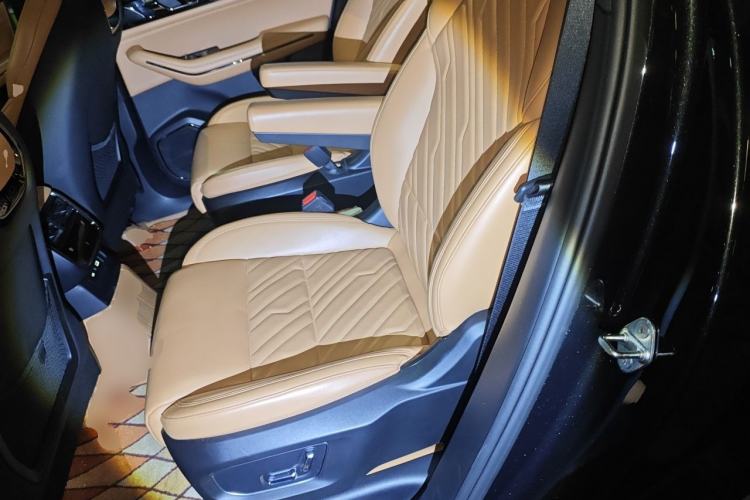 Used Lynk & Co 09 EM-P 2021 2.0T PHEV Halo Six-Seater Left Rear Seat