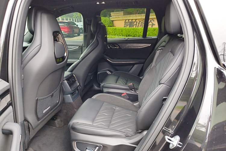 Used Lynk & Co 09 EM-P 2021 2.0T PHEV Halo Six-Seater Left Rear Seat