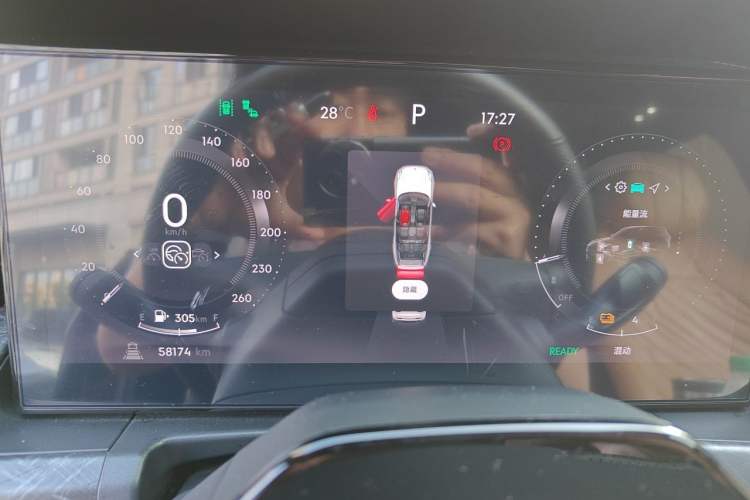 Used Lynk & Co 09 EM-P 2021 2.0T PHEV Halo Seven-Seater Odometer Close Up