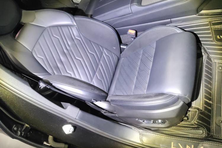 Used Lynk & Co 09 EM-P 2021 2.0T PHEV Halo Six-Seater Right Front Seat