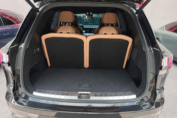 Used Lynk & Co 09 EM-P 2021 2.0T PHEV Halo Six-Seater Trunk