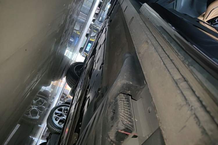 Used Lynk & Co 09 EM-P 2021 2.0T PHEV Halo Seven-Seater Left Side Sill