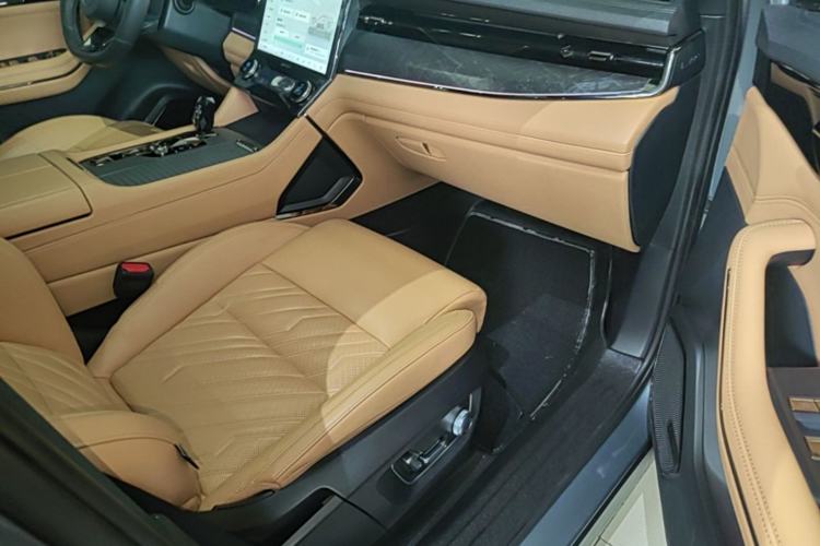 Used Lynk & Co 09 EM-P 2021 2.0T PHEV Halo Seven-Seater Right Front Seat