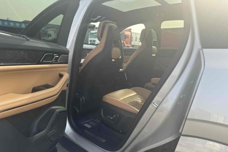Used Lynk & Co 09 EM-P 2021 2.0T PHEV Halo Six-Seater Interior 3