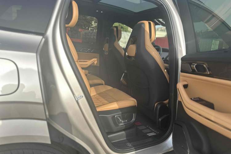 Used Lynk & Co 09 EM-P 2021 2.0T PHEV Halo Six-Seater Interior 5