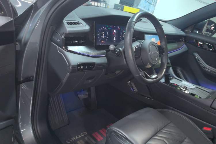 Used Lynk & Co 09 EM-P 2021 2.0T PHEV Halo Six-Seater Driver Seat