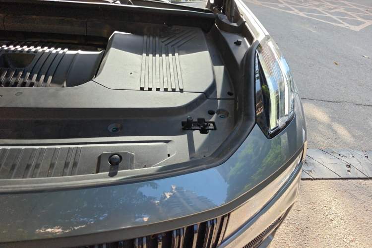 Used Lynk & Co 09 EM-P 2021 2.0T PHEV Halo Six-Seater Engine Bay Left