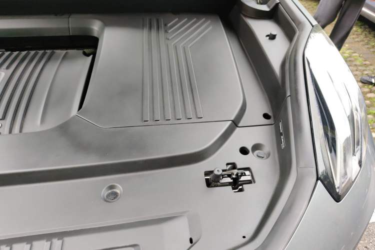Used Lynk & Co 09 EM-P 2021 2.0T PHEV Halo Six-Seater Engine Bay Left