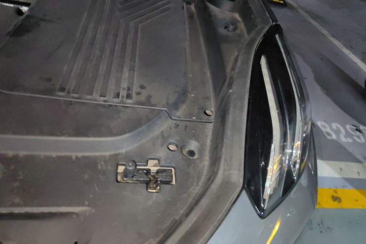 Used Lynk & Co 09 EM-P 2021 2.0T PHEV Halo Six-Seater Engine Bay Left