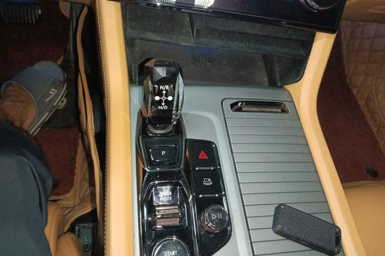 Used Lynk & Co 09 EM-P 2021 2.0T PHEV Halo Six-Seater Gear Lever