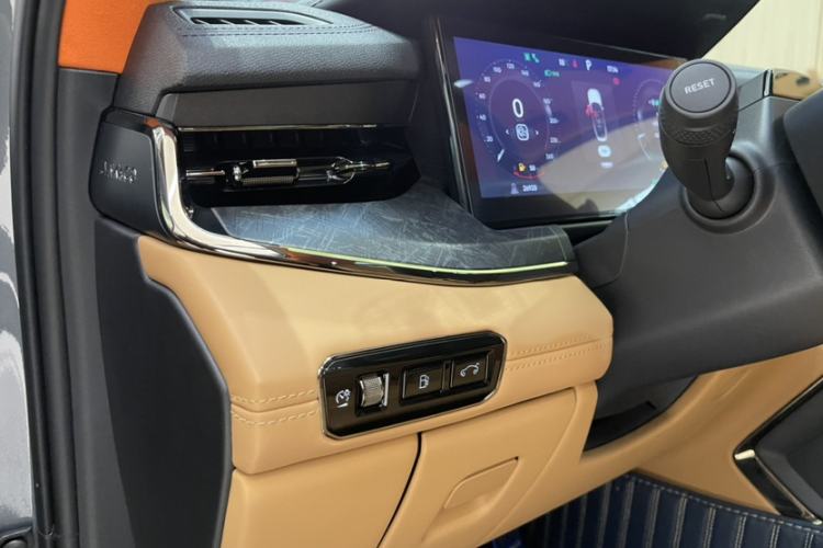 Used Lynk & Co 09 EM-P 2021 2.0T PHEV Halo Six-Seater Interior 12