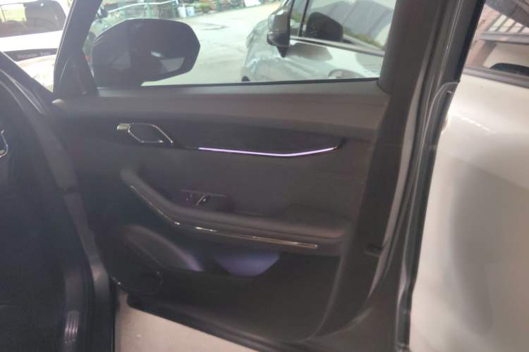Used Lynk & Co 09 EM-P 2021 2.0T PHEV Halo Six-Seater Interior 5