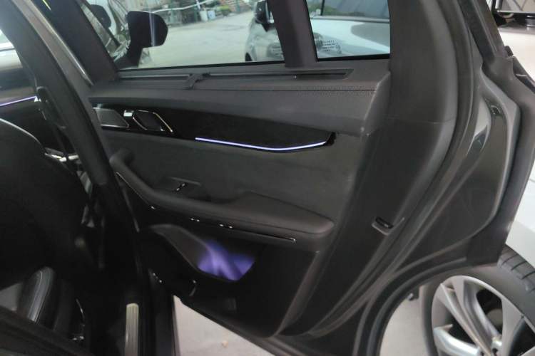 Used Lynk & Co 09 EM-P 2021 2.0T PHEV Halo Six-Seater Interior 6