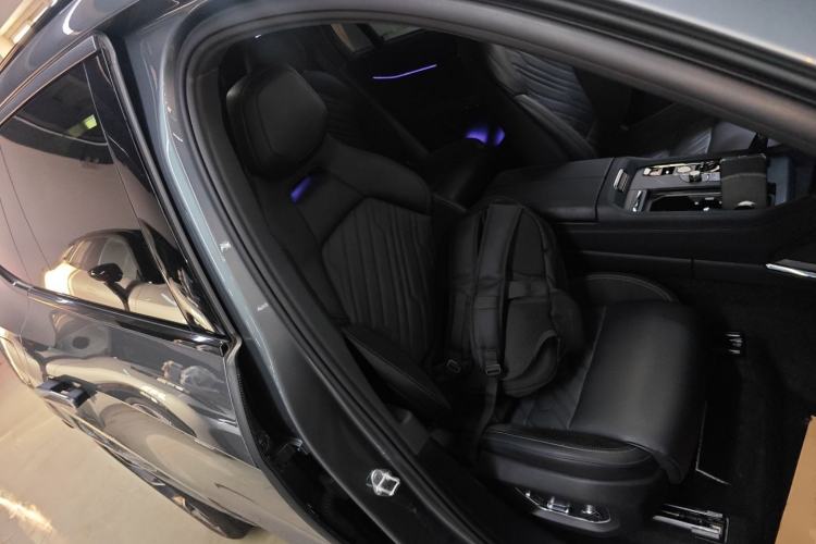 Used Lynk & Co 09 EM-P 2021 2.0T PHEV Halo Six-Seater Right Front Seat