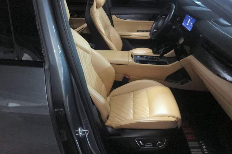 Used Lynk & Co 09 EM-P 2021 2.0T PHEV Halo Six-Seater Right Front Seat