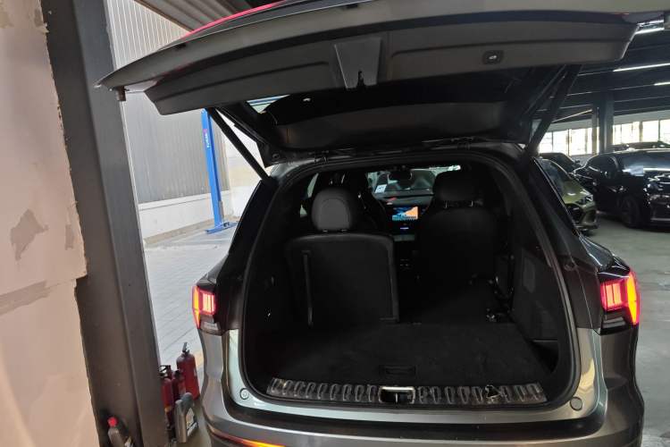 Used Lynk & Co 09 EM-P 2021 2.0T PHEV Halo Six-Seater Trunk