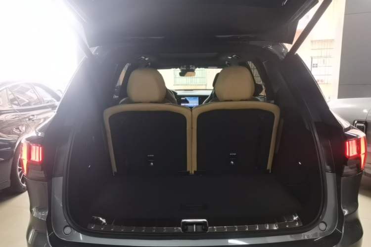 Used Lynk & Co 09 EM-P 2021 2.0T PHEV Halo Six-Seater Trunk
