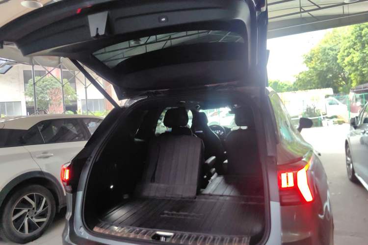 Used Lynk & Co 09 EM-P 2021 2.0T PHEV Halo Six-Seater Trunk