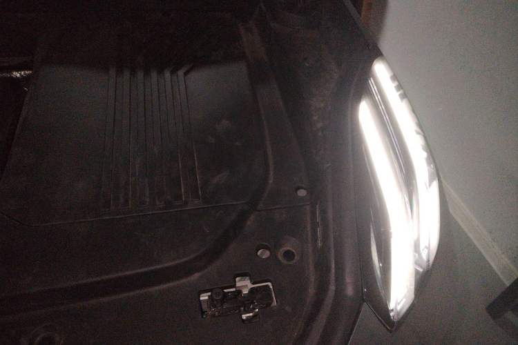 Used Lynk & Co 09 EM-P 2021 2.0T PHEV Halo Six-Seater Engine Bay Left
