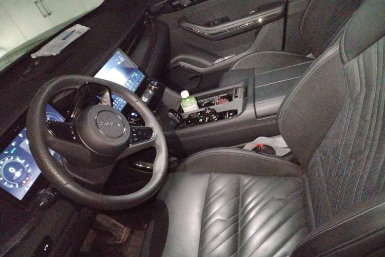 Used Lynk & Co 09 EM-P 2021 2.0T PHEV Halo Six-Seater Left Front Seat