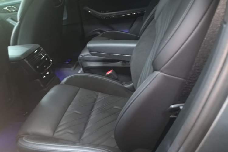 Used Lynk & Co 09 EM-P 2021 2.0T PHEV Halo Six-Seater Left Rear Seat