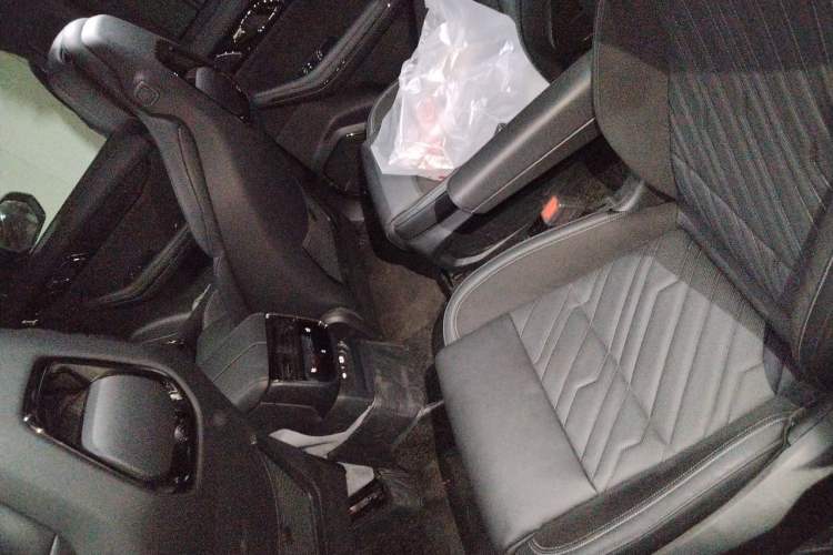 Used Lynk & Co 09 EM-P 2021 2.0T PHEV Halo Six-Seater Left Rear Seat