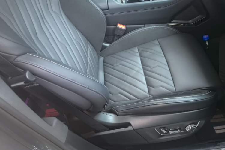 Used Lynk & Co 09 EM-P 2021 2.0T PHEV Halo Six-Seater Right Front Seat