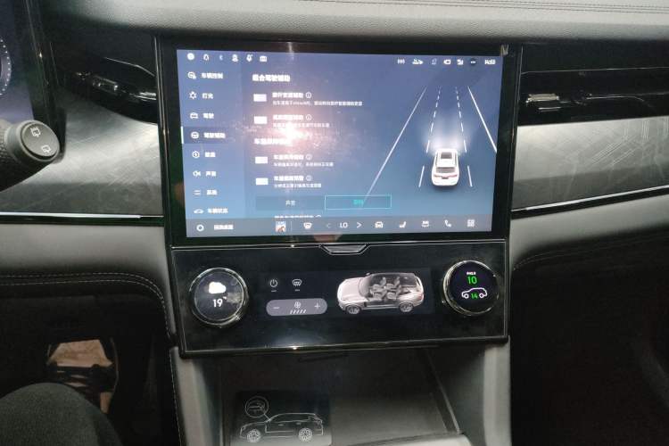 Used Lynk & Co 09 EM-P 2021 2.0T PHEV Halo Six-Seater Audio And AC Panel
