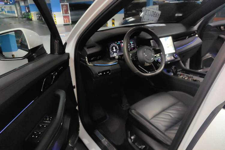 Used Lynk & Co 09 EM-P 2021 2.0T PHEV Halo Six-Seater Driver Seat