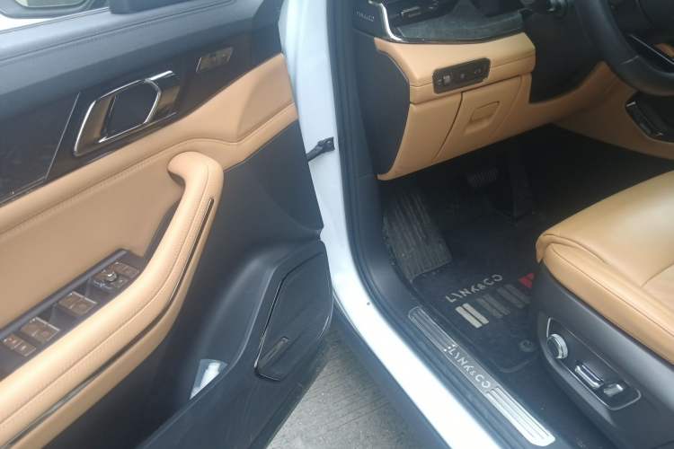 Used Lynk & Co 09 EM-P 2021 2.0T PHEV Halo Six-Seater Driver Seat