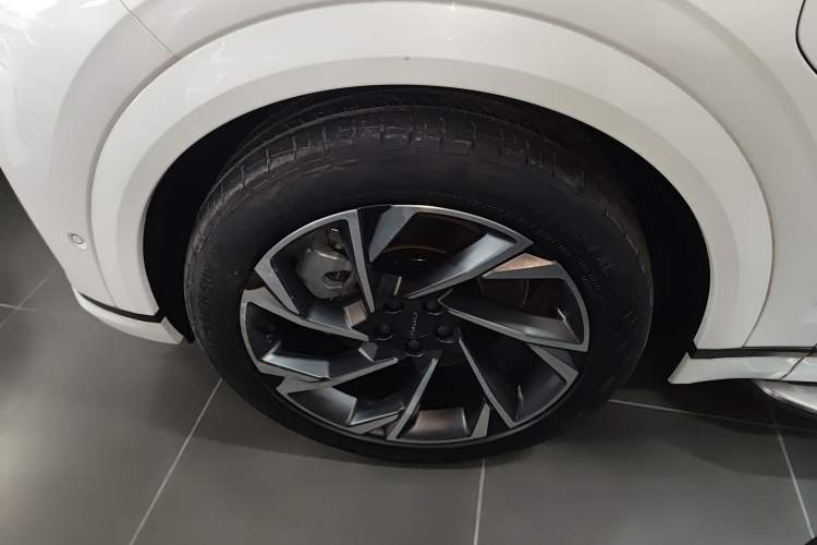 Used Lynk & Co 09 EM-P 2021 2.0T PHEV Halo Six-Seater Exterior 4