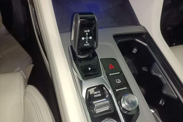 Used Lynk & Co 09 EM-P 2021 2.0T PHEV Ultra Six-Seater Gear Lever