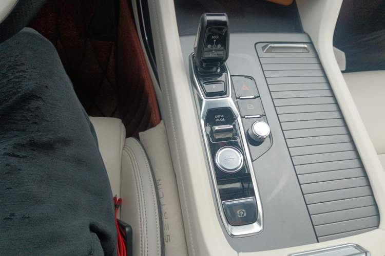 Used Lynk & Co 09 EM-P 2021 2.0T PHEV Ultra Six-Seater Gear Lever