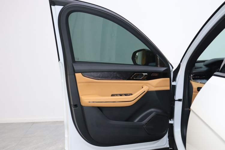 Used Lynk & Co 09 EM-P 2021 2.0T PHEV Halo Six-Seater Interior 2