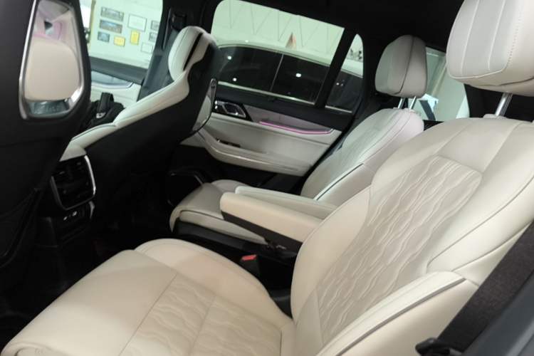 Used Lynk & Co 09 EM-P 2021 2.0T PHEV Ultra Six-Seater Left Rear Seat