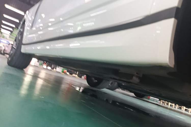Used Lynk & Co 09 EM-P 2021 2.0T PHEV Halo Six-Seater Left Side Sill