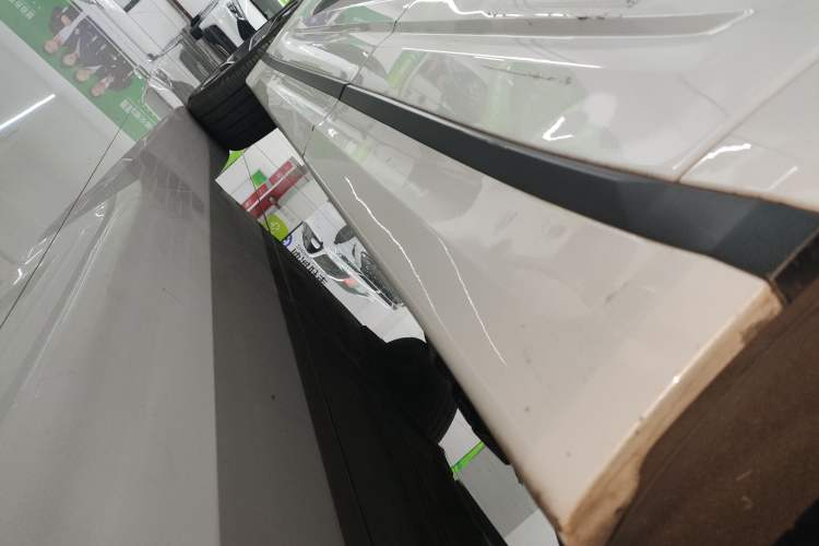 Used Lynk & Co 09 EM-P 2021 2.0T PHEV Halo Six-Seater Left Side Sill